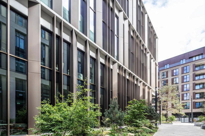 Sloupko-příčková, strukturální fasáda MB-SR50N EFEKT v 3 Dublin Landings, v Dublinu.