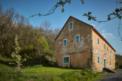 Rekonstrukce hostince Na Lisu v Brzánkách, Jan Veisser: Objekt stojící v Brzánkách poblíž Roudnice nad Labem pochází z roku 1608 a původně sloužil jako lisovna vía