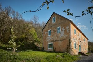 Rekonstrukce hostince Na Lisu v Brzánkách, Jan Veisser: Objekt stojící v Brzánkách poblíž Roudnice nad Labem pochází z roku 1608 a původně sloužil jako lisovna vía