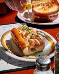 Díky intenzivní spolupráci investora se podařilo vytvořit komplexní interiér, kde v harmonii funguje architektura i s jídelním lístkem. (0,5 studio, Sandwich Rodeo)