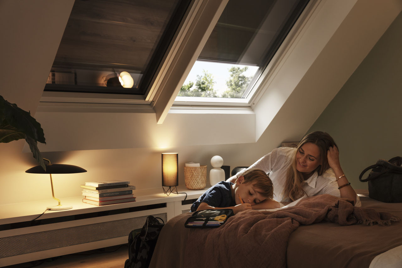 Lehká venkovní roleta na solární pohon SSS - Velux