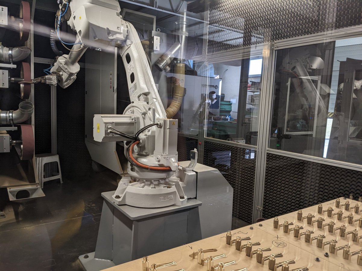 Výroba - brousicí robot