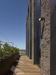 Jakub Cigler Architekti realizovali nárožní administrativní budovu na náměstí W. Churchilla s cihlovou fasádou