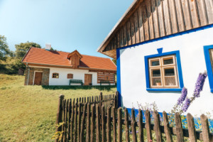 Obnovená hliněná Janúšova chalupa - kopaničářský dům z 2. poloviny 18. století (Obnova Janúšovy usedlosti na Žítkové; Hlinaři)