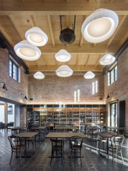 Uvnitř bývalé mlýnice  (Pelčák a partner architekti, rekonstrukce mlýna v Hruškách)