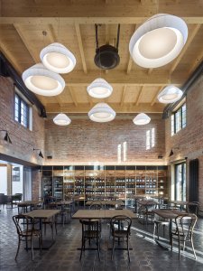 Uvnitř bývalé mlýnice  (Pelčák a partner architekti, rekonstrukce mlýna v Hruškách)