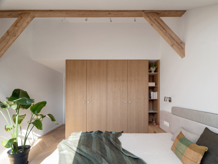 Na půdě; DEVOTO zajišťovalo výrobu a montáž vestavného nábytku, dveřních obkladů, schodišťových prvků i atypických úložných řešení. (Půdní byt Palmovka; boq architekti)