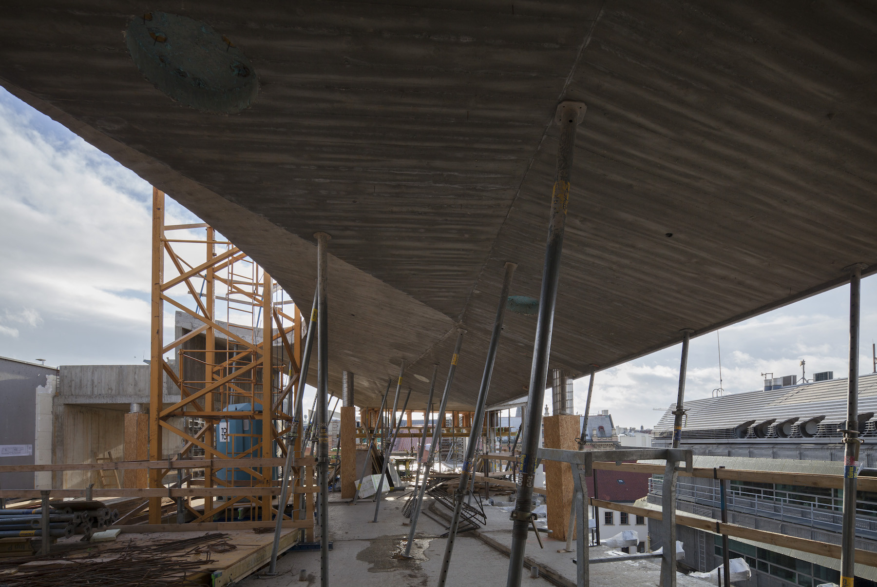 Nástavba betonové konstrukce posledního patra.