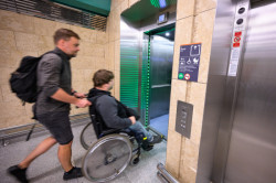 Zrekonstruovaná stanice metra Jiřího z Poděbrad je nově přístupná i osobám s omezenou schopností pohybu a orientace. 