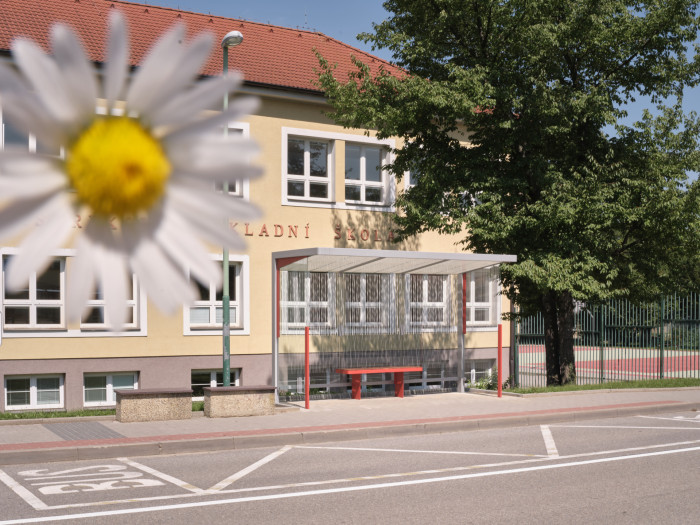 Přístřešek Nubo stojí ve Velké nad Veličkou při základní škole.