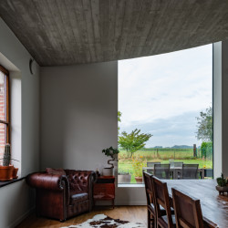 Velkoformátové okno nabízí výhledy do okolní zeleně. 