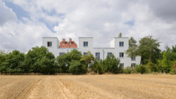 Obecní bytový dům, dostupné nájemní bydlení v Ďáblicích (bytový dům Akcíz, třiarchitekti, 2022)