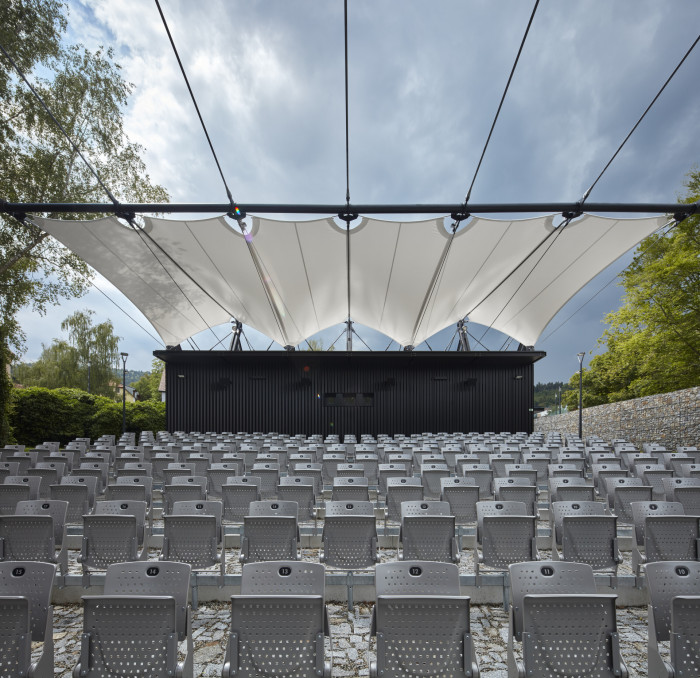 Letní kino Prachatice, Mimosa Architekti: Systém kotoučů, vedoucích film v promítačce, návrh volně přepisuje do formy zastřešení s lany