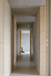 Kombinace dřeva a pohledového betonu uvnitř doma (Víkendový dům nad přehradou, NOIZ architekti)