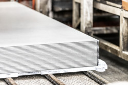 Vláknocement je materiál, který se hodí na fasády i střechy, dále také na podhledy, stěny, na šachty, balkony a třeba i v saunách. Dá se navíc recyklovat a architekti ho využívají čím dál tím častěji.