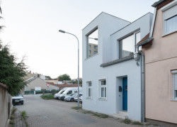 Dům je oproti svému původnímu stavu vyšší, dostal totiž nástavbu, ve které je ložnice, dětský pokoj a koupelna. (Rodinný dům v Kohoutovicích, Ateliér Kopecký)