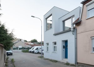 Dům je oproti svému původnímu stavu vyšší, dostal totiž nástavbu, ve které je ložnice, dětský pokoj a koupelna. (Rodinný dům v Kohoutovicích, Ateliér Kopecký)