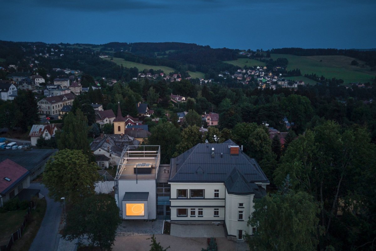 Přístavba ke školce Montessori v Jablonci nad Nisou, Mjölk architekti: Do zahrady se herna otevírá velkým oknem