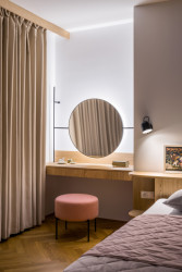 Ložnice je laděná do zemitých barev