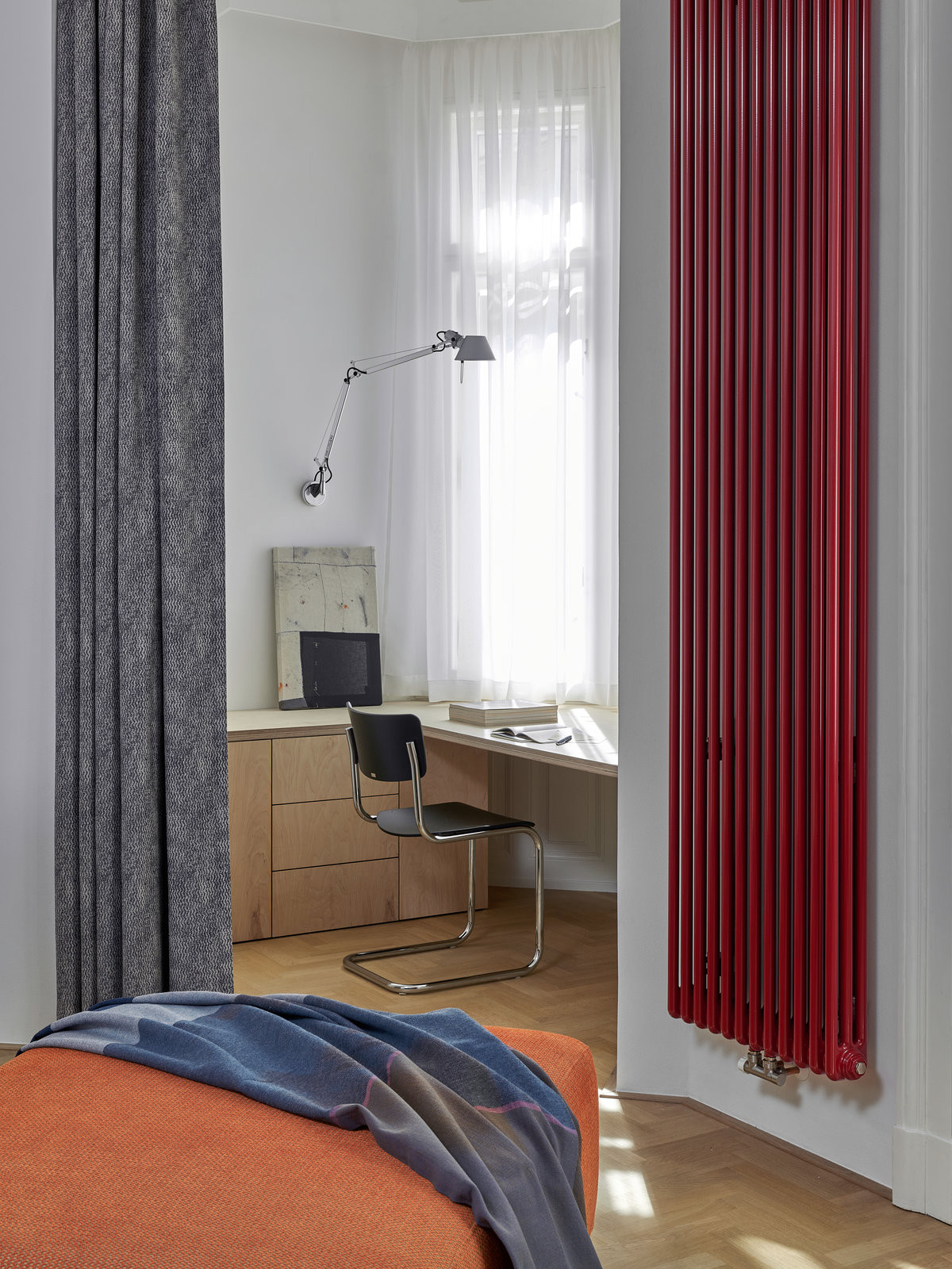 Byt na Starém Městě zabydleli výrazné tvary a barvy. (Byt na Starém Městě; Facha architekti)