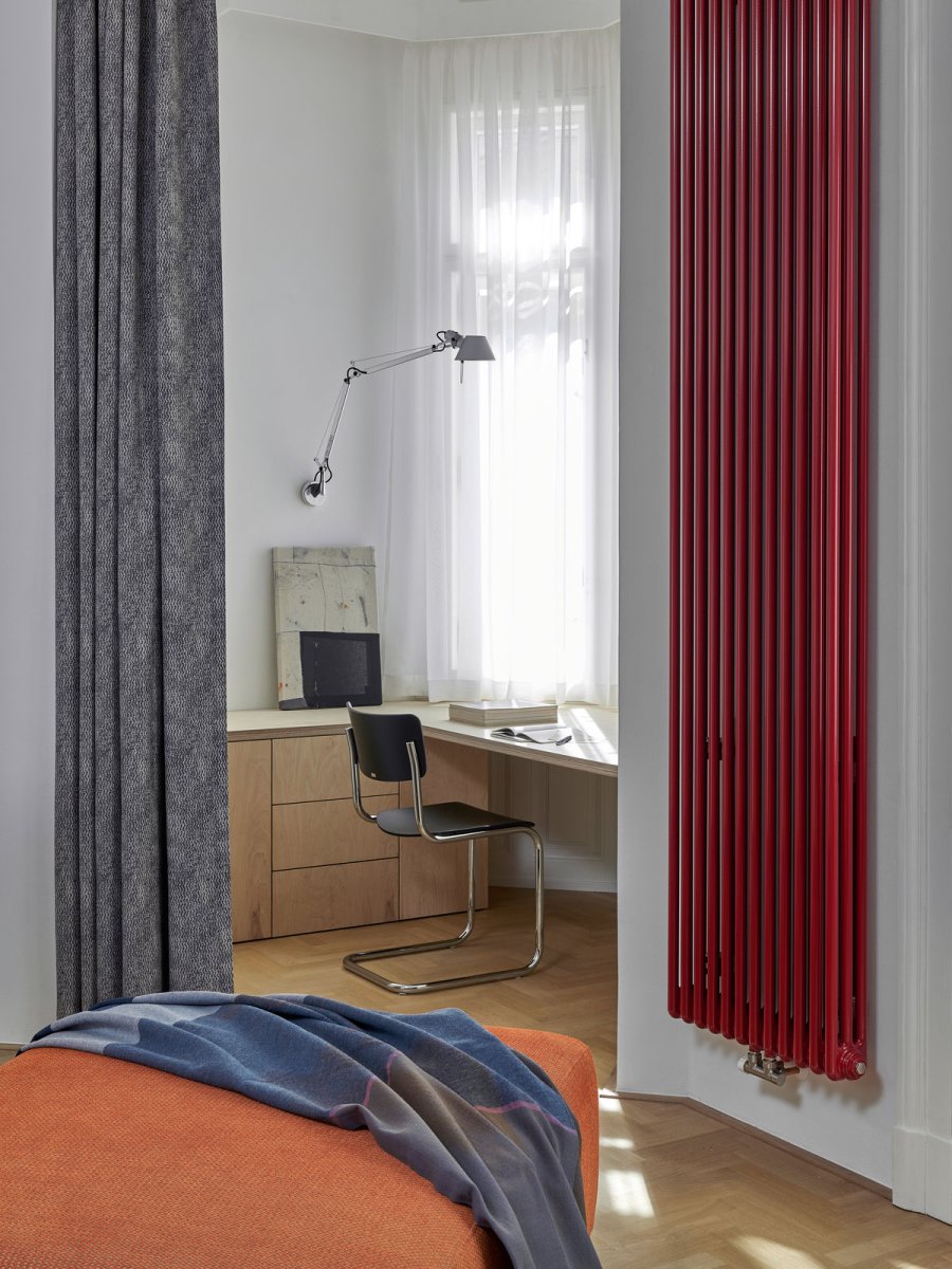 Byt na Starém Městě zabydleli výrazné tvary a barvy. (Byt na Starém Městě; Facha architekti)
