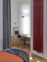 Byt na Starém Městě zabydleli výrazné tvary a barvy. (Byt na Starém Městě; Facha architekti)