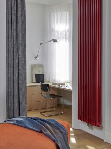 Byt na Starém Městě zabydleli výrazné tvary a barvy. (Byt na Starém Městě; Facha architekti)