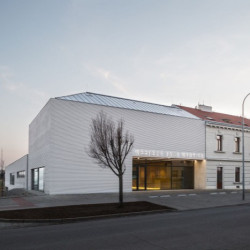 V malém jihomoravském městě Modřice vznikla sportovní hala podle návrhu Atelieru bod architekti