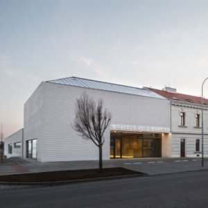 V malém jihomoravském městě Modřice vznikla sportovní hala podle návrhu Atelieru bod architekti