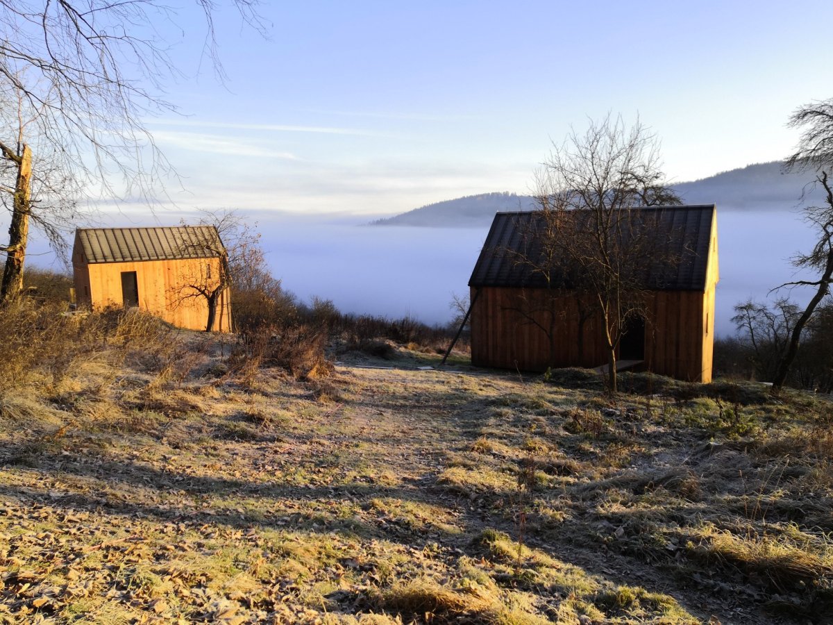 Tři domky v CHKO Šumava od Sokoban studio