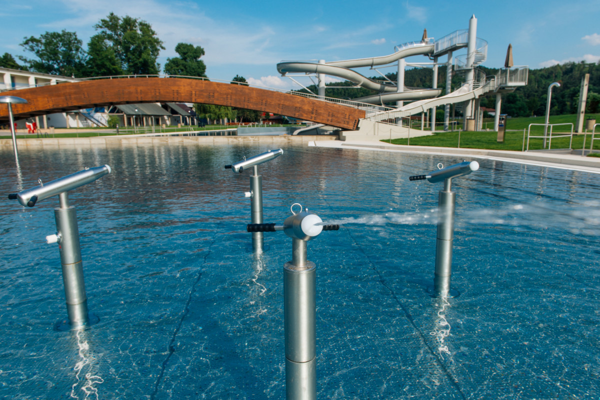 Koupaliště Riviéra Brno představuje moderní rekreační areál, který propojuje nerezové plavecké, rekreační a dětské bazény.