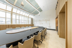 Cílem bylo, aby místnost působila moderně, ale zároveň aby respektovala prostor historické budovy.  (Zasedací místnost Státní tiskárny cenin; JKH Architects)