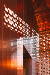 „Je to něco jako virtaje v oknech kostelů,“ říká k tomu architektka.