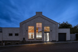 Přímo z ulice do interiéru přivádějí denní světlo tři vysoká okna. (Konverze Pípalova malířství v Humpolci; MA Studio)