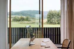 Uvnitř budovy SPOJ (Sídlo a showroom Janošík, Jakub Janošík)