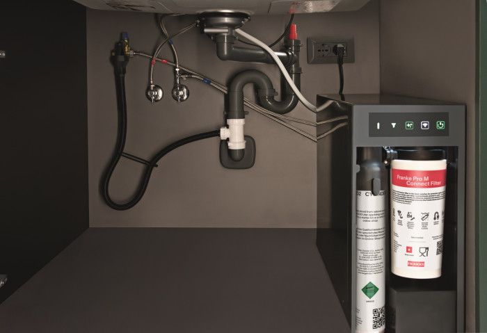 Filtrační baterie Mythos Water Hub All in One od Franke pro filtrovanou vodu horkou, studenou i perlivou.