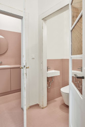 Ateliér Neuhäusl Hunal proměnili žižkovský byt na garsonku se spacím pódiem