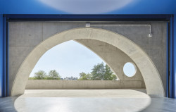 Součástí školy je víceúčelový sál. Tělocvična nebo klidně i divadlo. (Reggio škola v Madridu, Office for Political Innovation)