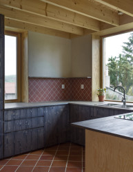 I kuchyň je navržena ze dřeva. A nalakovaná. (Casa De Mi Luna, Studio Circle Growth)