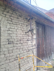 Rekonstrukce domu z nepálených cihel v Hrubé Vrbce. Vápenná fasáda k domu neodlučitelně patří.