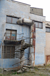 Detail točitého vřetenového schodiště u zásobníku kameniva.