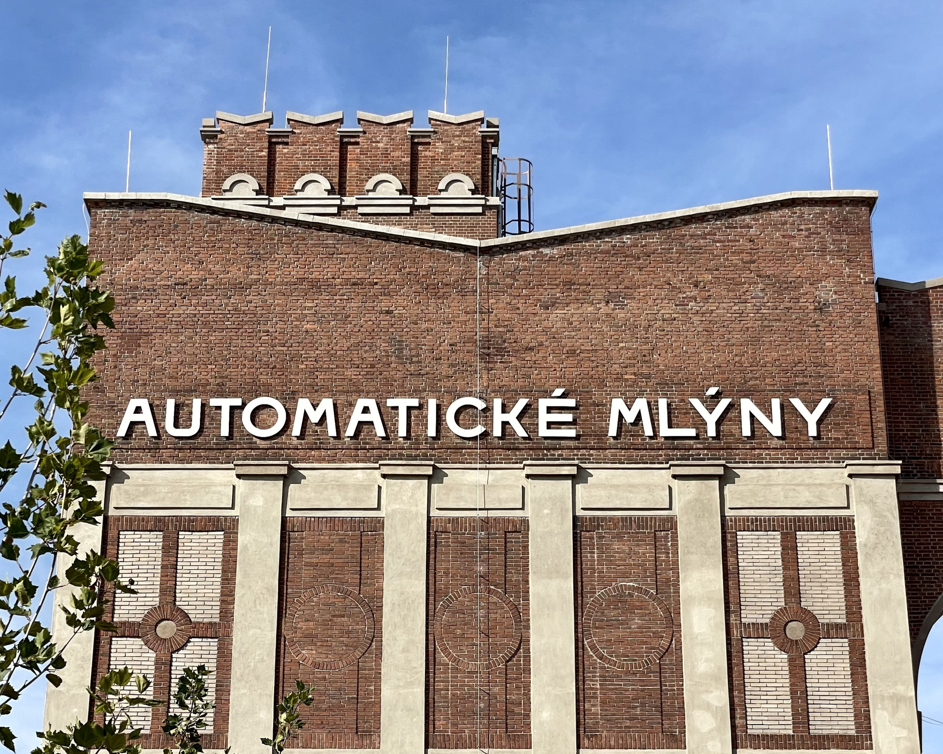 Architektem areálu je Zdeněk Balík a jeho ateliér Zette. Jeho práce dál pokračuje - na volných pozemcích mají vzniknout byty, kanceláře, restaurace. Další fáze má být hotová do tří let.