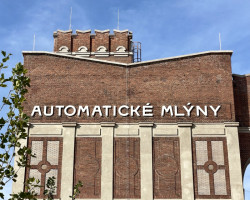 Architektem areálu je Zdeněk Balík a jeho ateliér Zette. Jeho práce dál pokračuje - na volných pozemcích mají vzniknout byty, kanceláře, restaurace. Další fáze má být hotová do tří let.