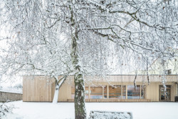 Jídelna podle návrhu Nikoly Tomkové rozšiřuje budovu základní školy ve Vyžlovce