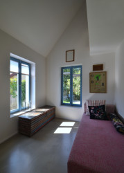 Pohled do pokoje (Rodinný dům v Mníšku pod Brdy, 3+1 architekt)