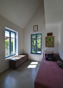 Pohled do pokoje (Rodinný dům v Mníšku pod Brdy, 3+1 architekt)