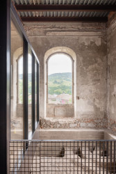 Ten putuje na další údržbu a rekonstruování kaštělu.