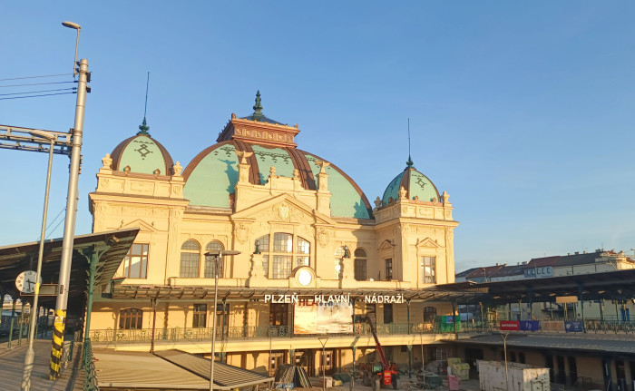 Budova hlavního vlakového nádraží Plzeň z roku 1908 po celkové rekonstrukci v roce 2024. V popřední je vidět, že stavební práce stále probíhají.