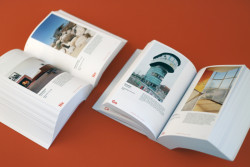 Na 900 stranách ukazuje kniha rozmanité příklady moderní architektury z téměř 30 zemí světa.