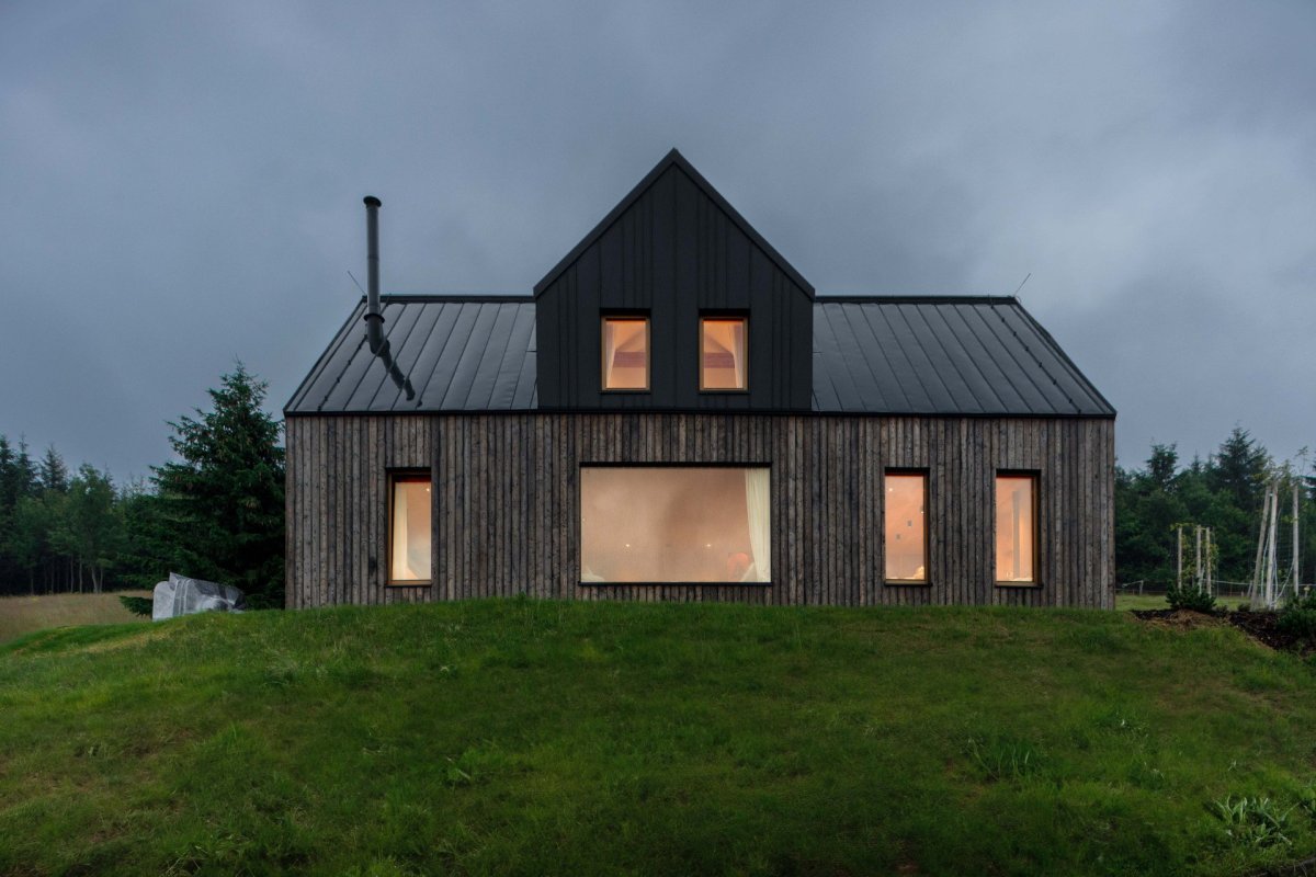 Architektovi se ale povedlo prosadit velkoformátové fixní okno. To je výjimka. (OK PLAN ARCHITECTS, Rodinná bouda)
